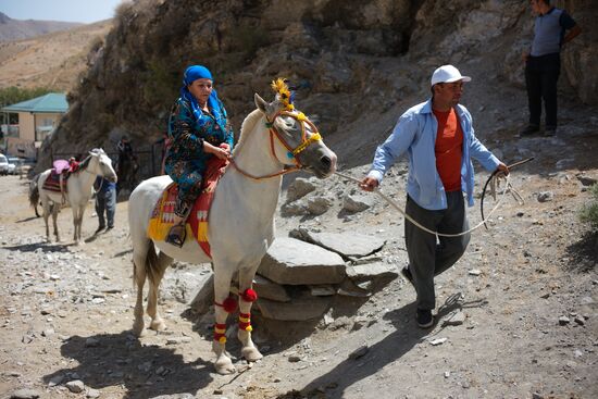 Туристы в горной зоне отдыха Хазрати Давуд в Самаркандской области