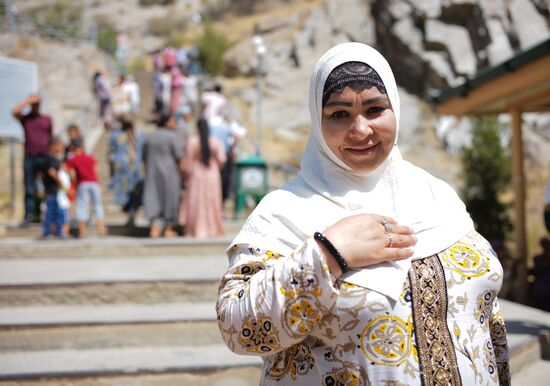 Туристы в горной зоне отдыха Хазрати Давуд в Самаркандской области