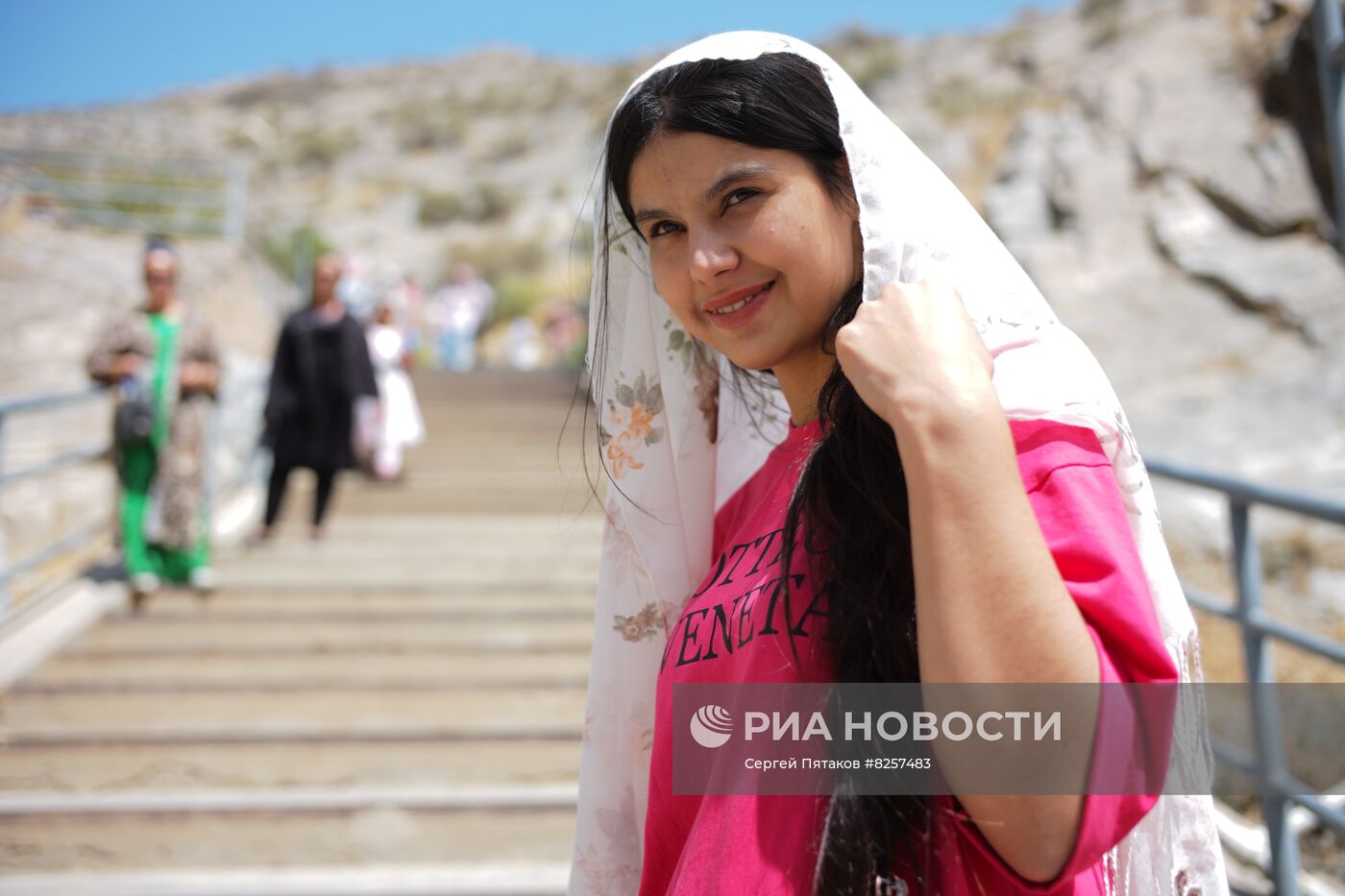 Туристы в горной зоне отдыха Хазрати Давуд в Самаркандской области