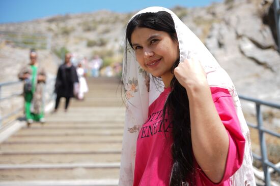 Туристы в горной зоне отдыха Хазрати Давуд в Самаркандской области