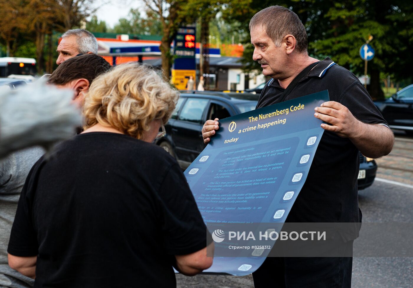 Акция протеста в Риге против сноса памятника советским воинам