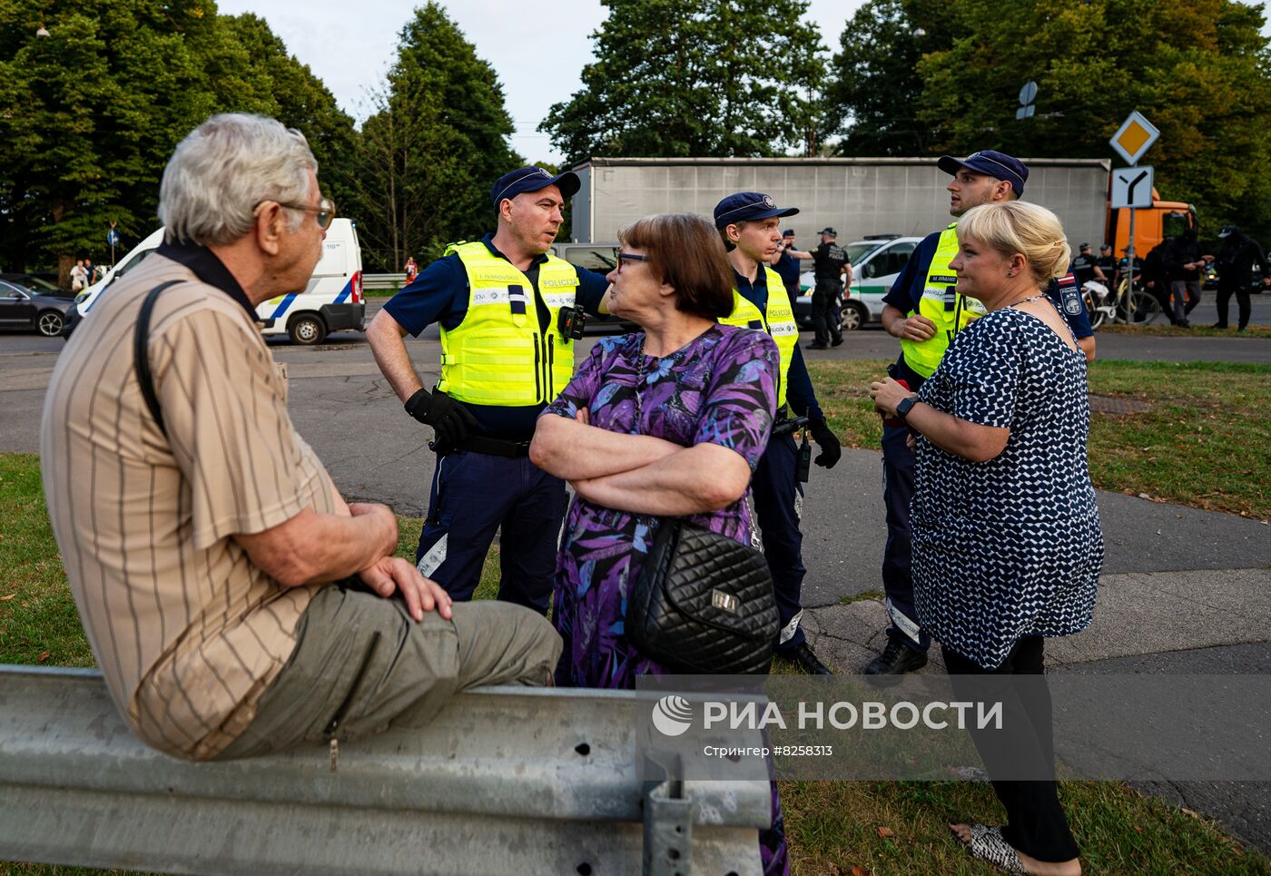 Акция протеста в Риге против сноса памятника советским воинам