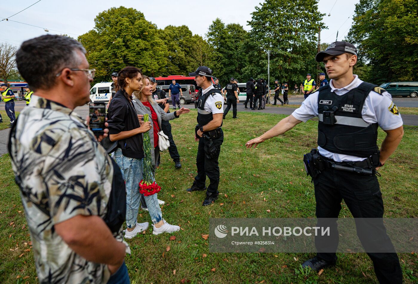 Акция протеста в Риге против сноса памятника советским воинам