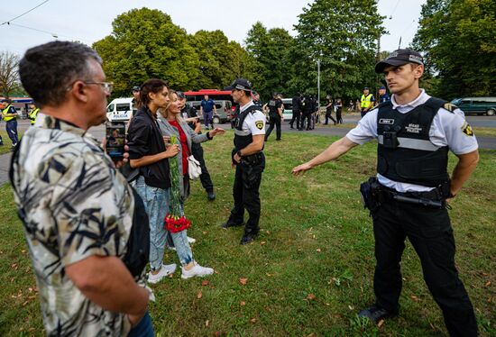 Акция протеста в Риге против сноса памятника советским воинам 
