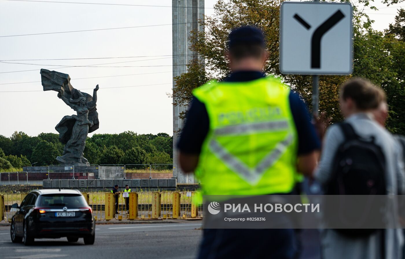 Акция протеста в Риге против сноса памятника советским воинам 