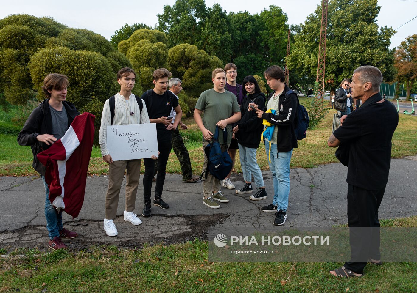 Акция протеста в Риге против сноса памятника советским воинам 