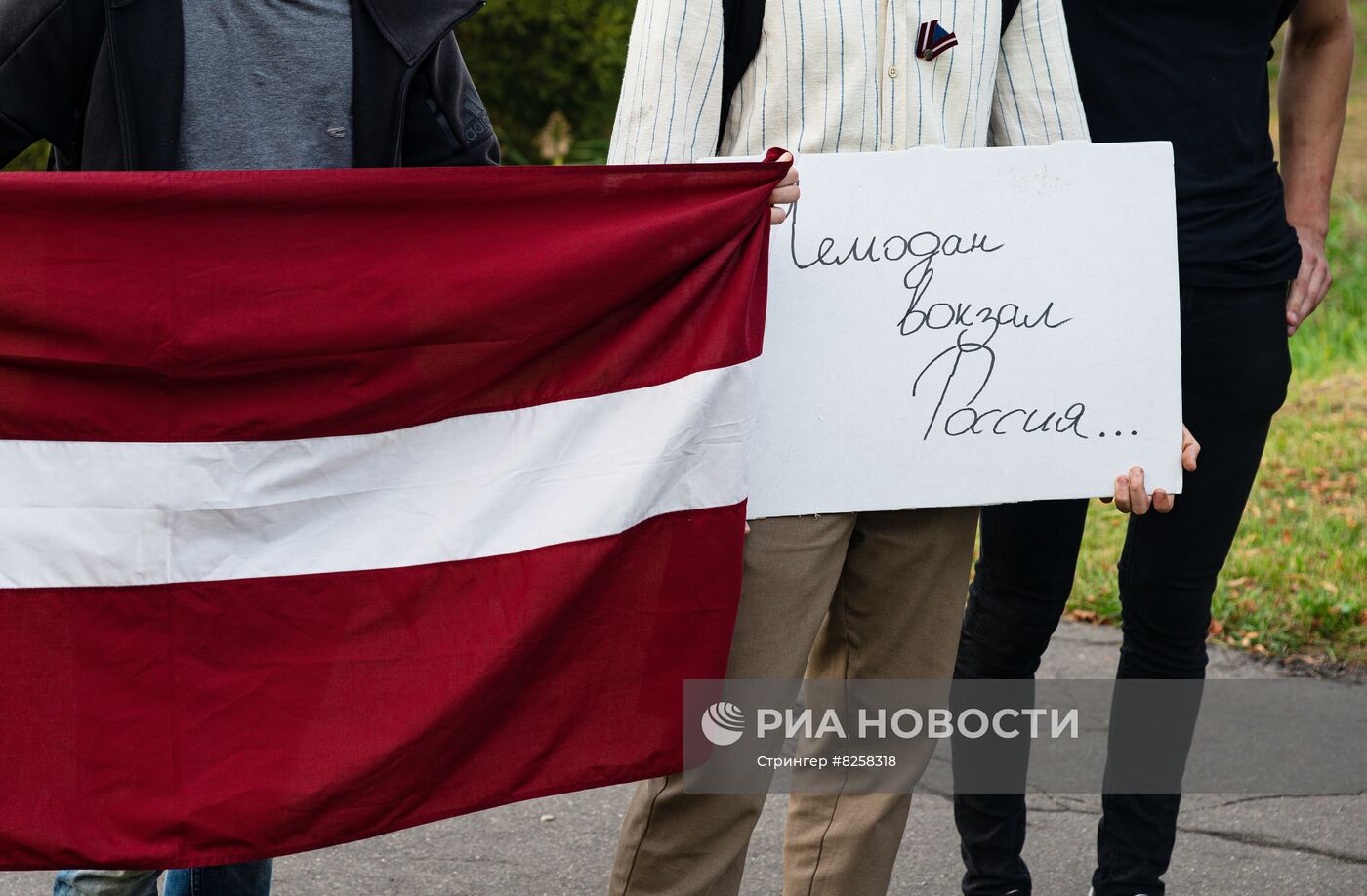 Акция протеста в Риге против сноса памятника советским воинам 