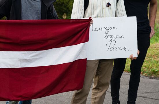 Акция протеста в Риге против сноса памятника советским воинам 