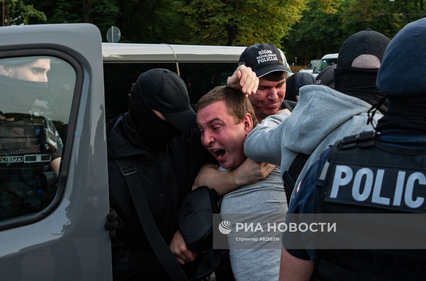 Акция протеста в Риге против сноса памятника советским воинам