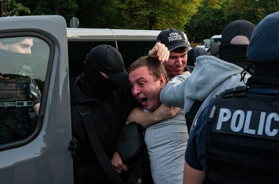 Акция протеста в Риге против сноса памятника советским воинам 