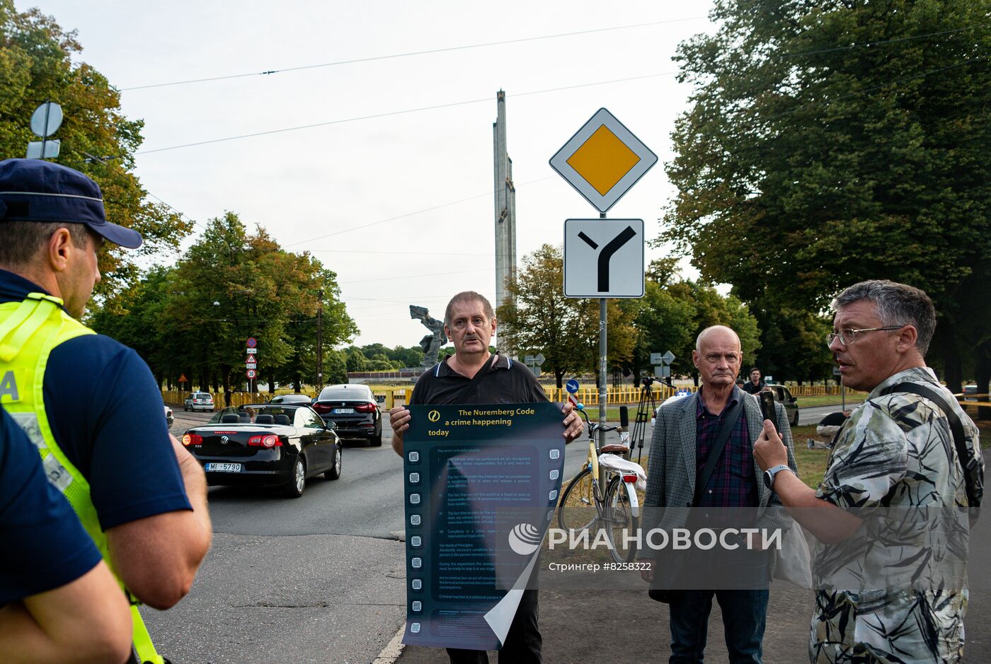 Акция протеста в Риге против сноса памятника советским воинам 