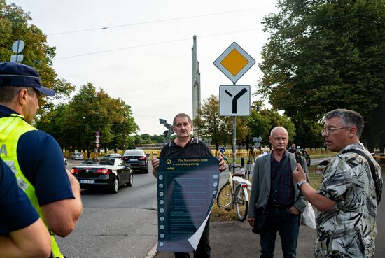 Акция протеста в Риге против сноса памятника советским воинам 