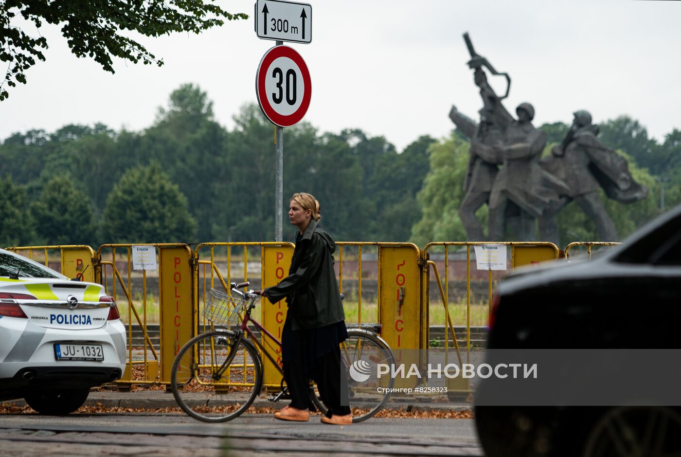 Акция протеста в Риге против сноса памятника советским воинам 