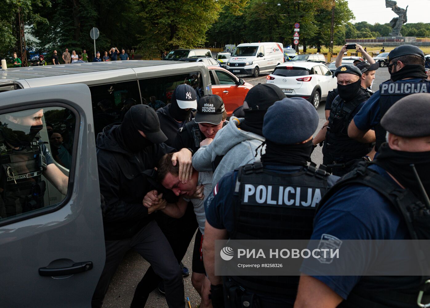 Акция протеста в Риге против сноса памятника советским воинам