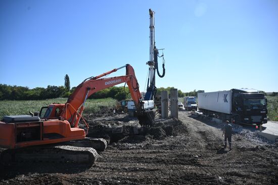 Восстановление моста в ДНР строителями из РФ