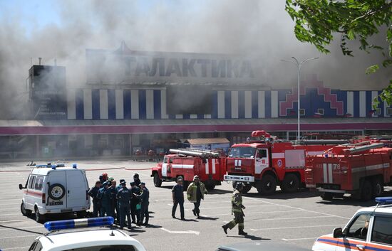 Пожар в донецком ТЦ "Галактика" после обстрела ВСУ