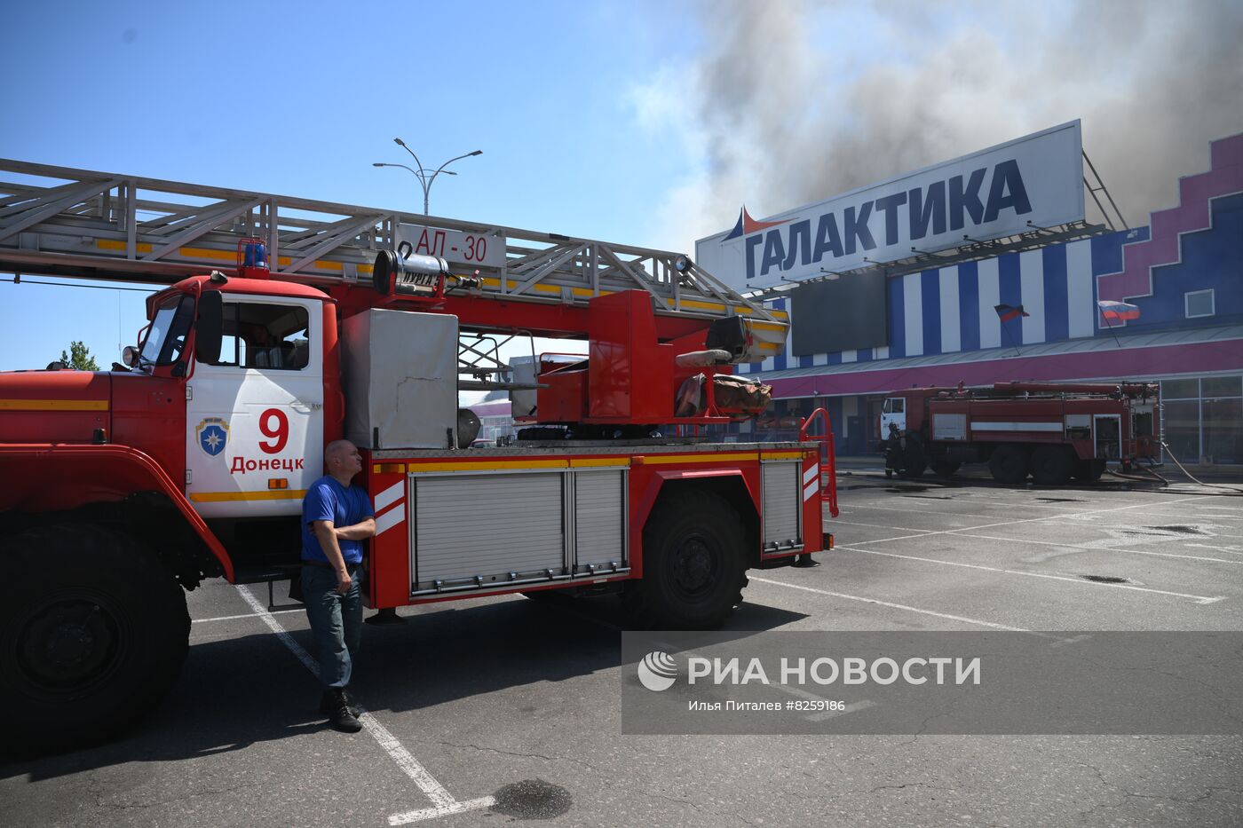 Пожар в донецком ТЦ "Галактика" после обстрела ВСУ