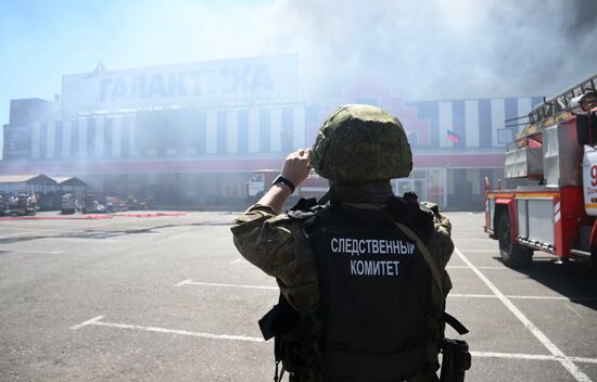 Пожар в донецком ТЦ "Галактика" после обстрела ВСУ