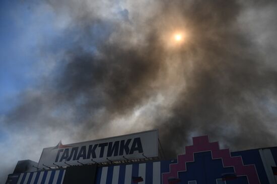 Пожар в донецком ТЦ "Галактика" после обстрела ВСУ