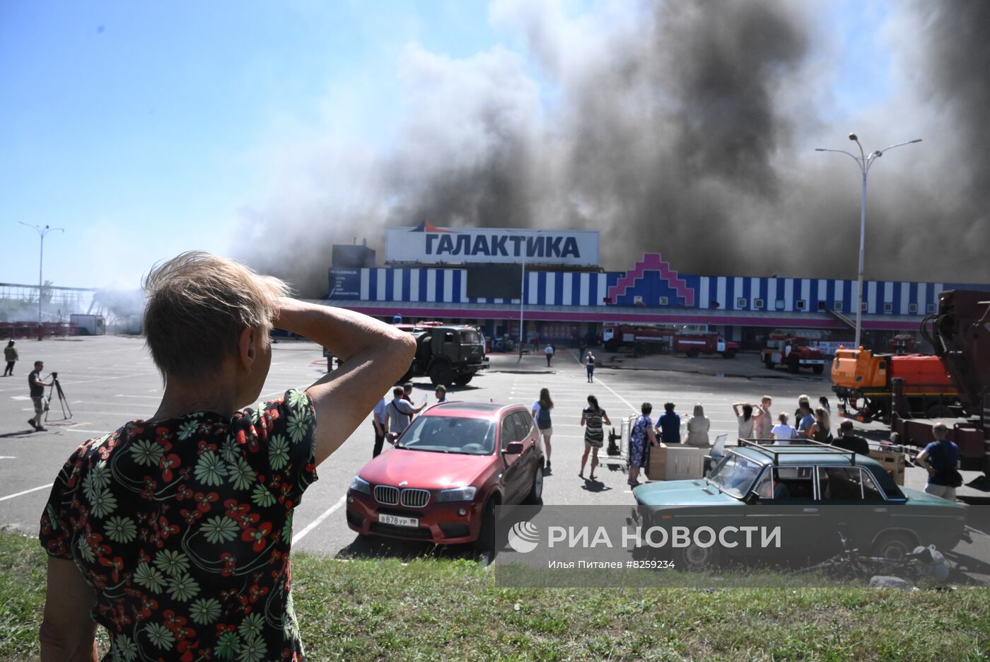 Пожар в донецком ТЦ "Галактика" после обстрела ВСУ