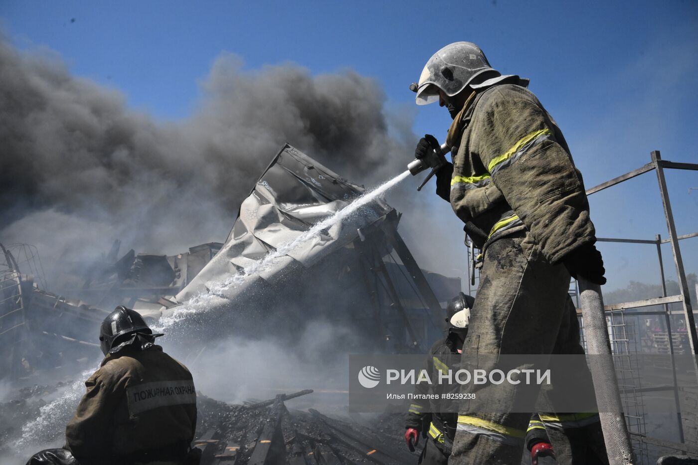 Пожар в донецком ТЦ "Галактика" после обстрела ВСУ