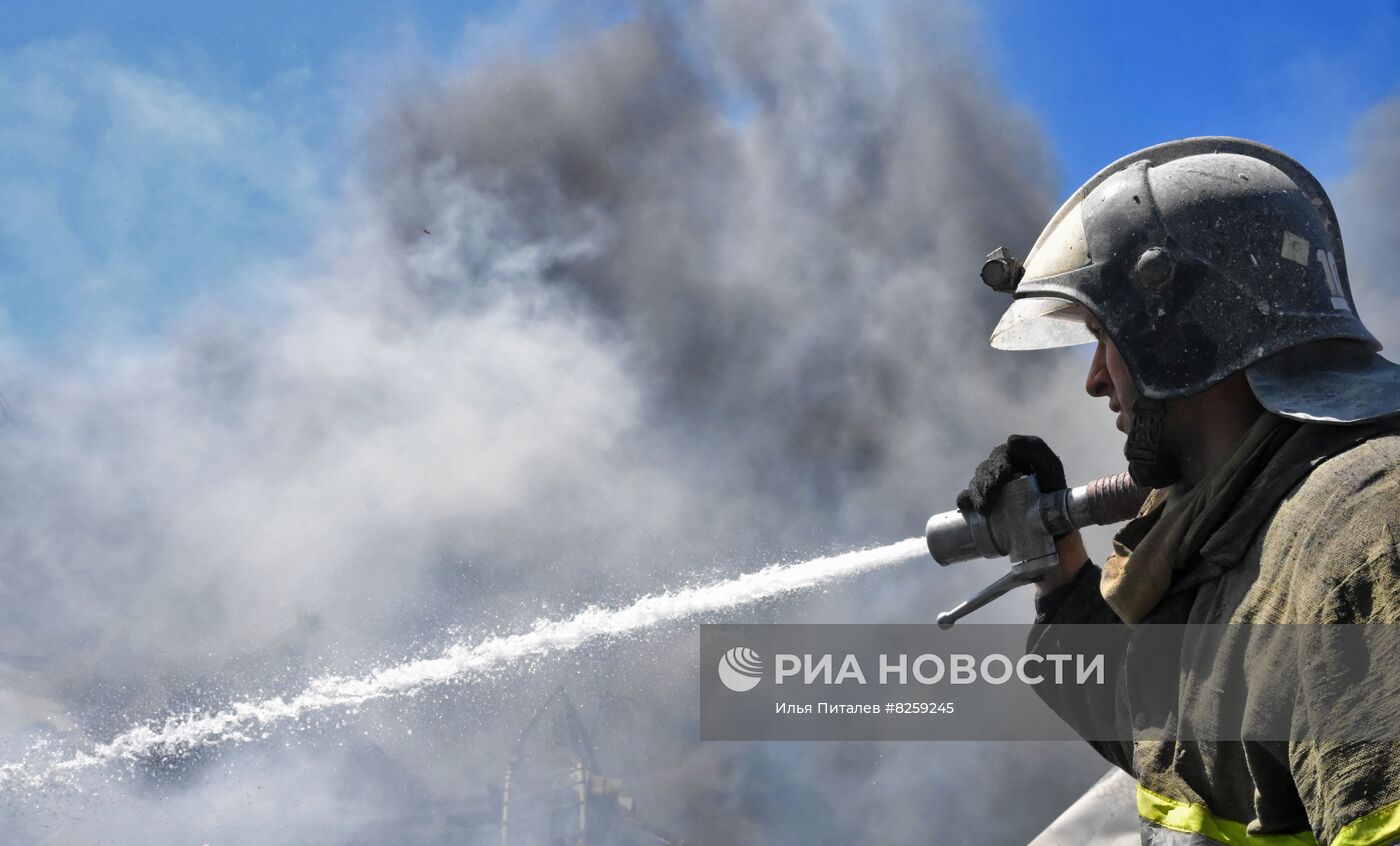 Пожар в донецком ТЦ "Галактика" после обстрела ВСУ