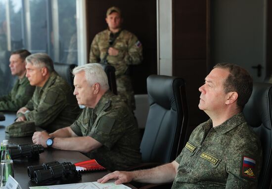 Зампред Совбеза РФ Д. Медведев посетил полигон "Мулино" в Нижегородской области