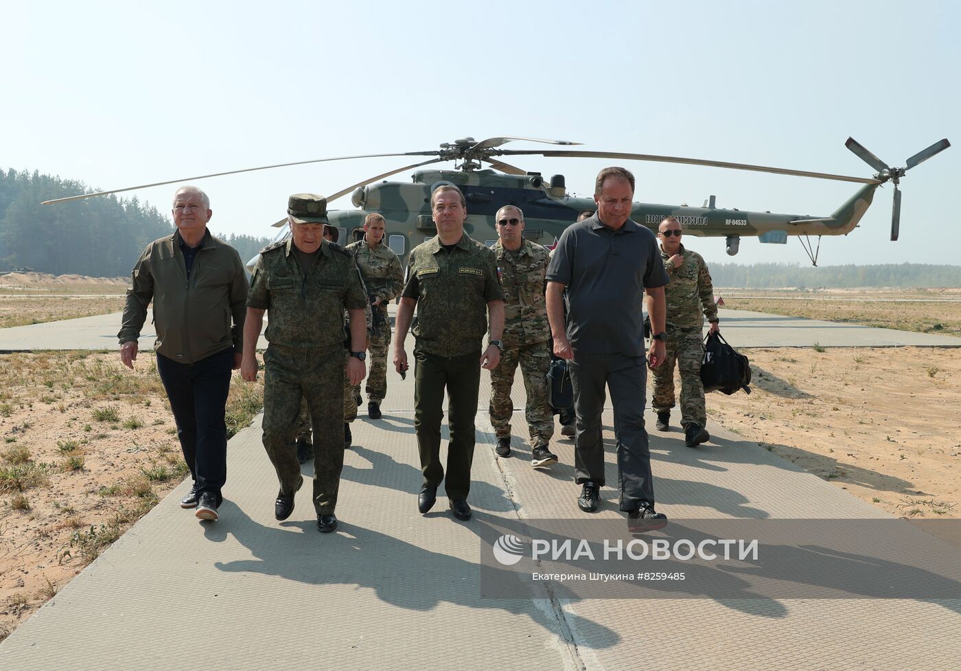 Зампред Совбеза РФ Д. Медведев посетил полигон "Мулино" в Нижегородской области