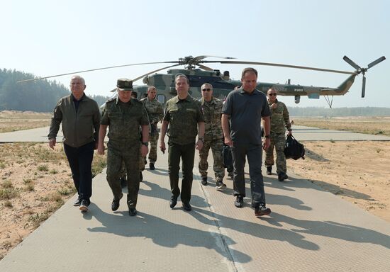 Зампред Совбеза РФ Д. Медведев посетил полигон "Мулино" в Нижегородской области