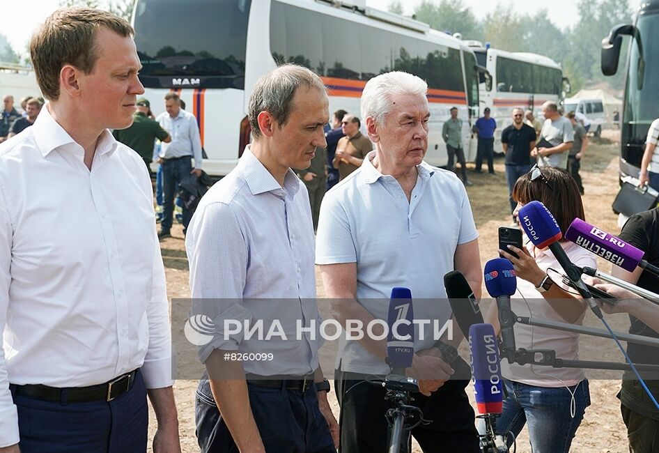 Вице-премьер Д. Григоренко, глава МЧС А. Куренков и мэр Москвы С. Собянин посетили регионы, страдающие от пожаров