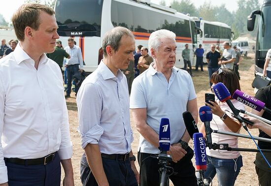 Вице-премьер Д. Григоренко, глава МЧС А. Куренков и мэр Москвы С. Собянин посетили регионы, страдающие от пожаров