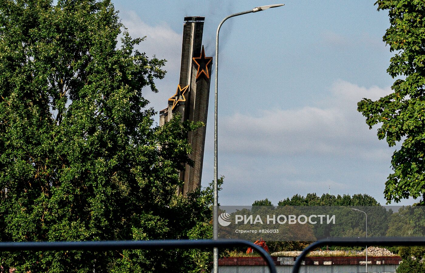 Демонтаж центрального элемента памятника Освободителям Риги