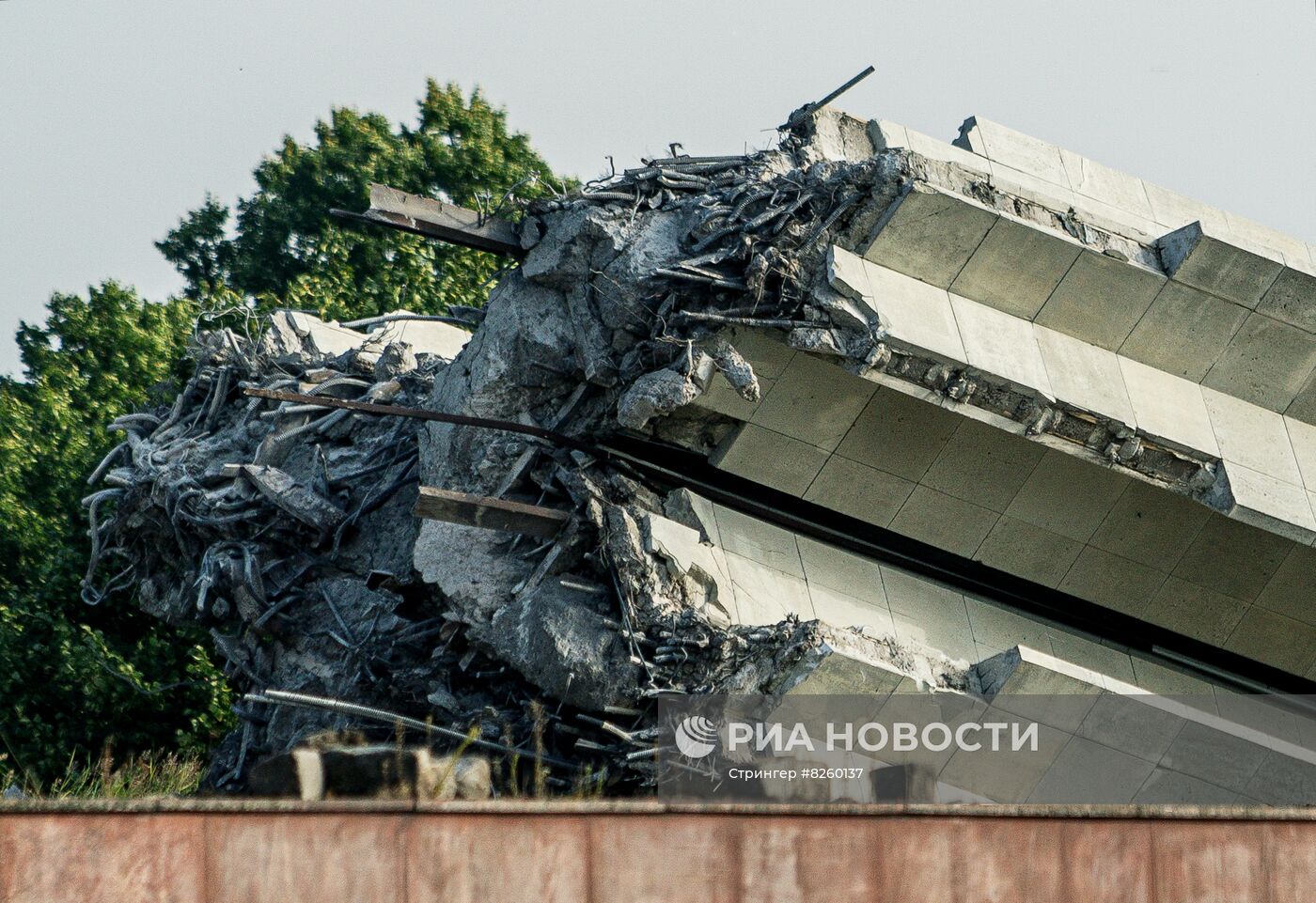 Демонтаж центрального элемента памятника Освободителям Риги