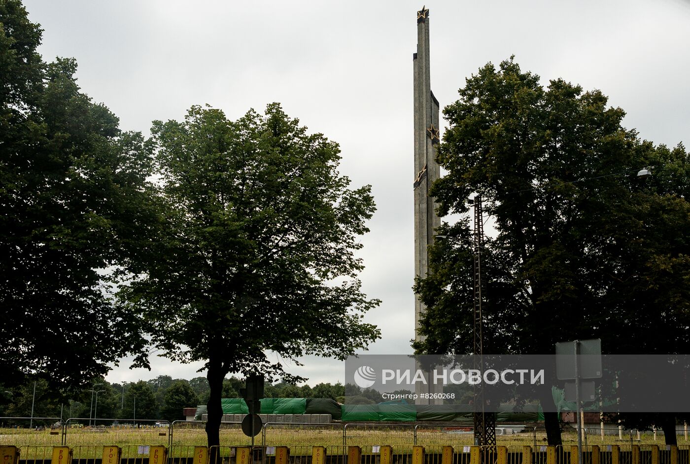 Демонтаж центрального элемента памятника Освободителям Риги