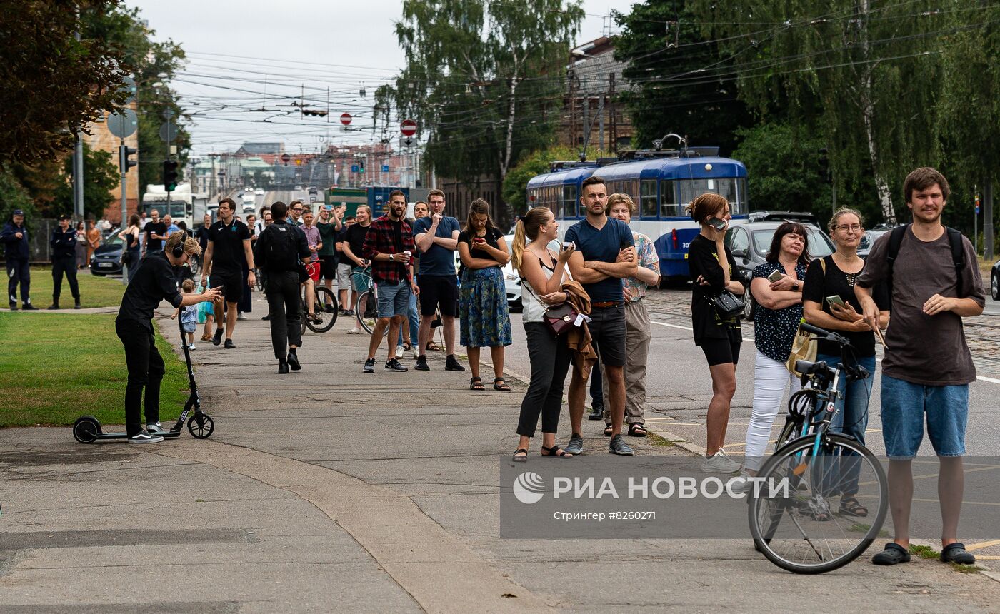 Демонтаж центрального элемента памятника Освободителям Риги