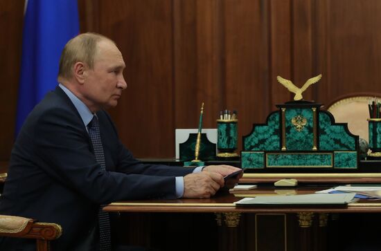 Президент РФ В. Путин провел встречу с гендиректором ПАО "Аэрофлот" С. Александровским
