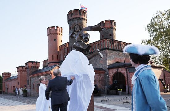 Установка памятника Петру Первому в Калининграде