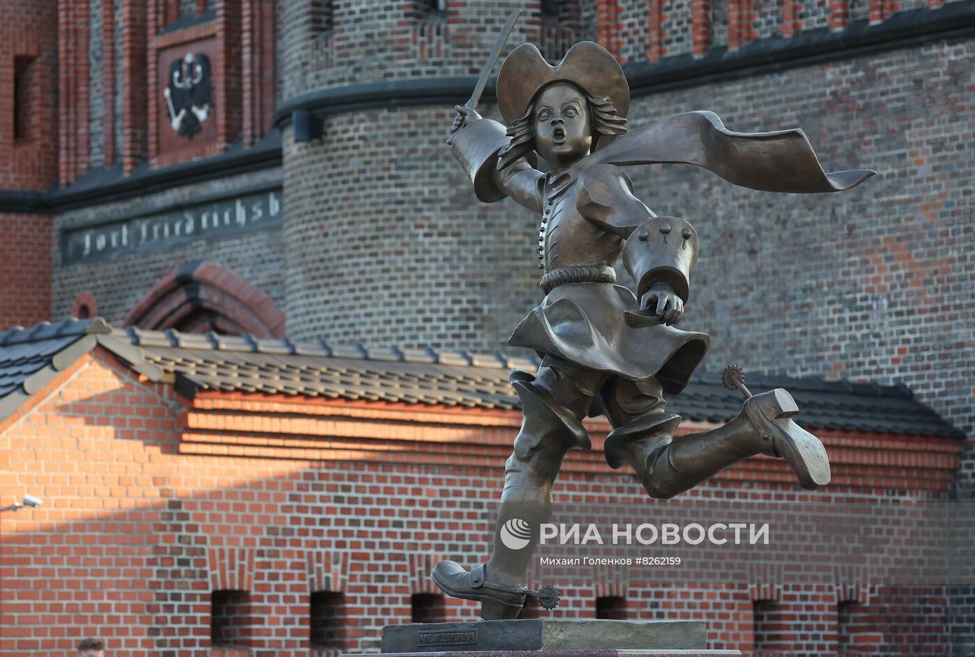 Установка памятника Петру Первому в Калининграде