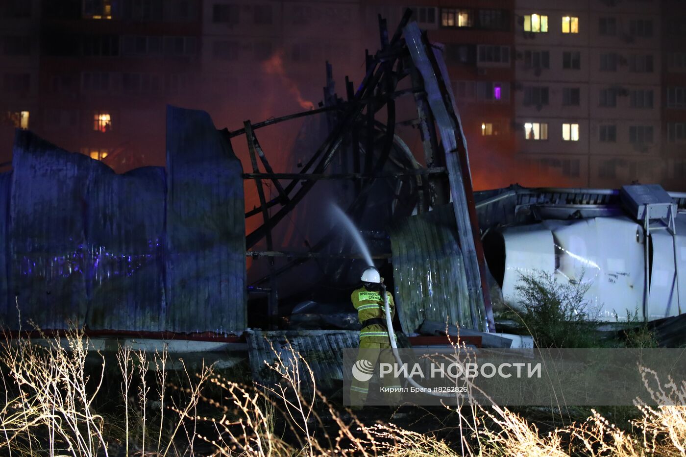 Пожар на рынке в Волжском