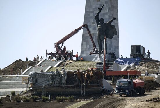 На Саур-Могиле завершили установку фигуры Солдата-Победителя