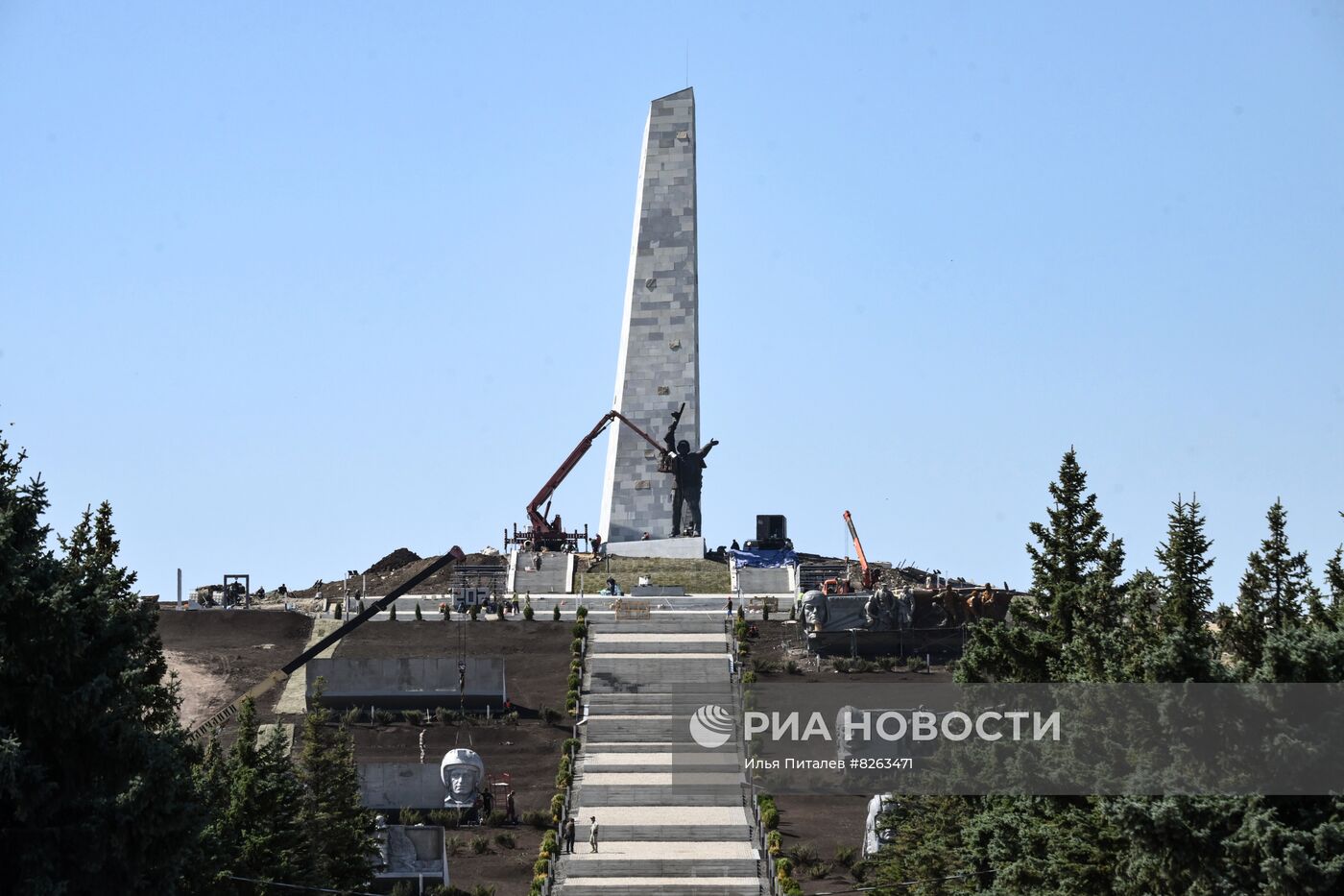 На Саур-Могиле завершили установку фигуры Солдата-Победителя