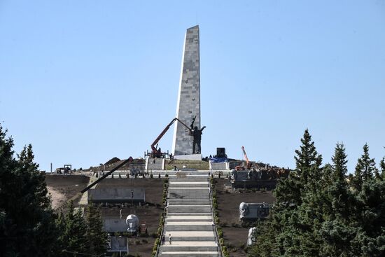 На Саур-Могиле завершили установку фигуры Солдата-Победителя