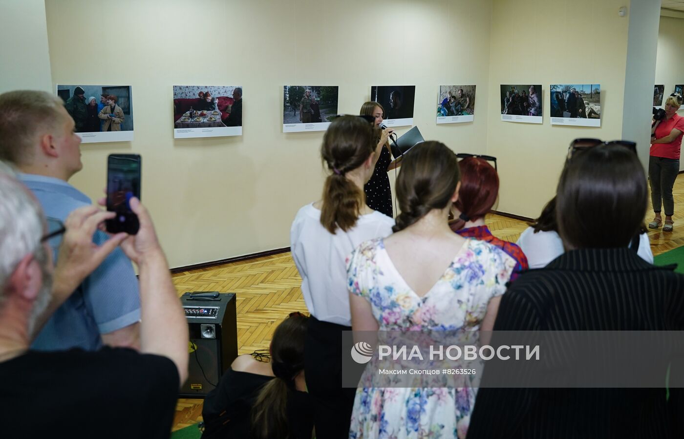 Открытие фотовыставки "Возвращение домой" В. Мельникова в Луганске