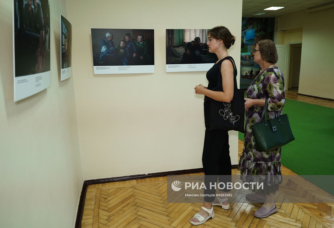 Открытие фотовыставки "Возвращение домой" В. Мельникова в Луганске