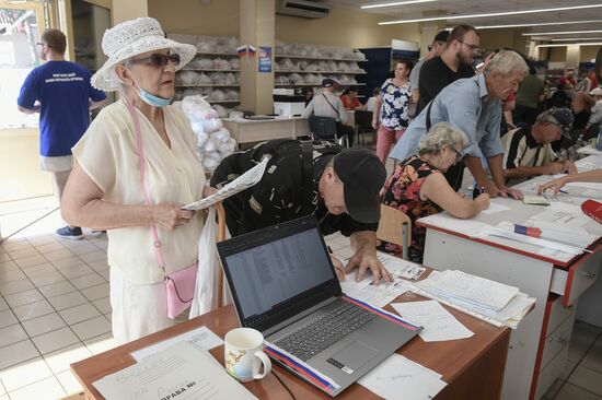 Раздача гуманитарной помощи в Мелитополе