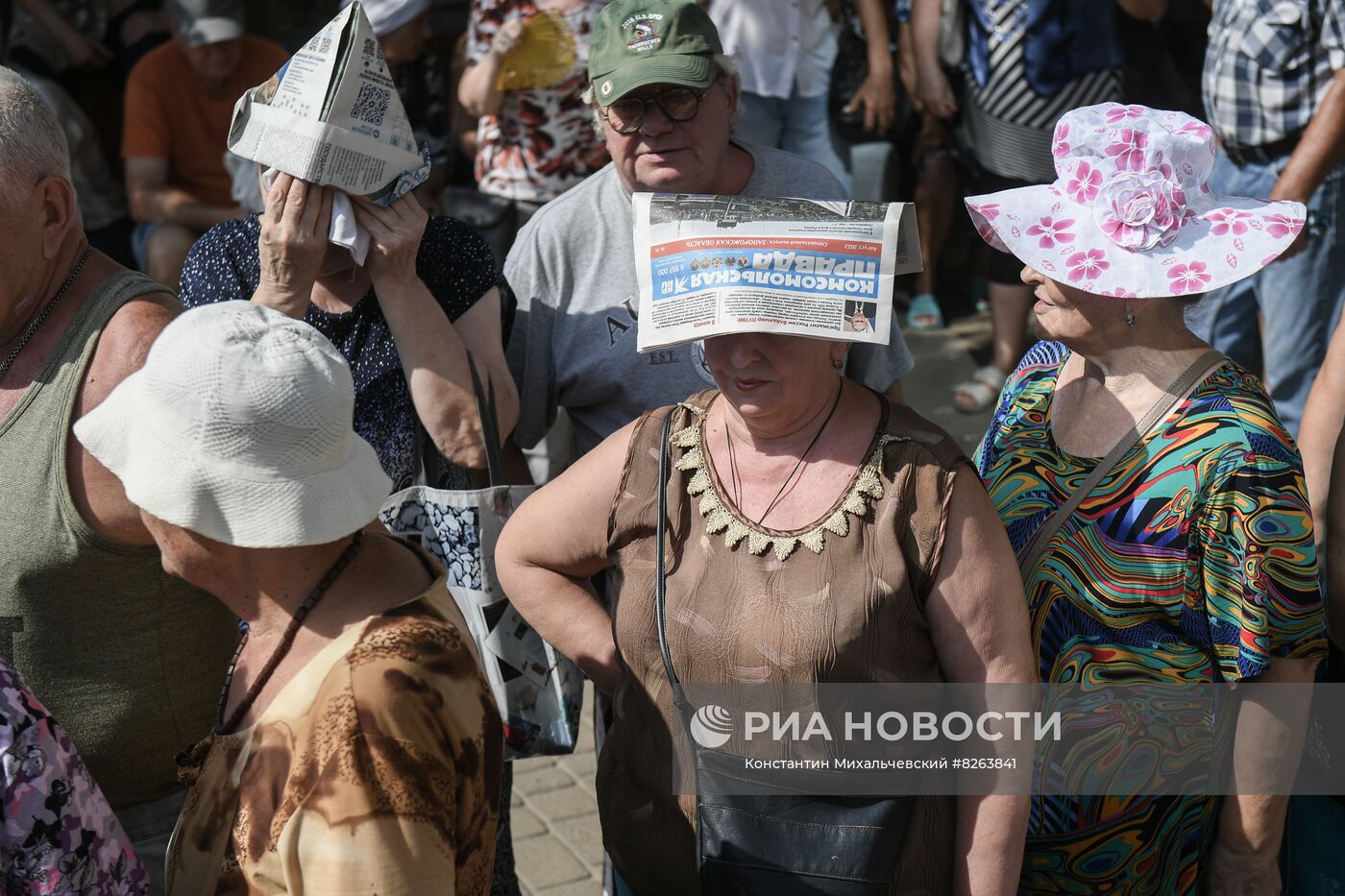 Раздача гуманитарной помощи в Мелитополе