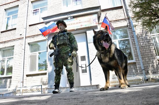 Проверка школ в ДНР ко Дню знаний саперами