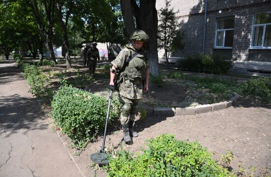 Проверка школ в ДНР ко Дню знаний саперами
