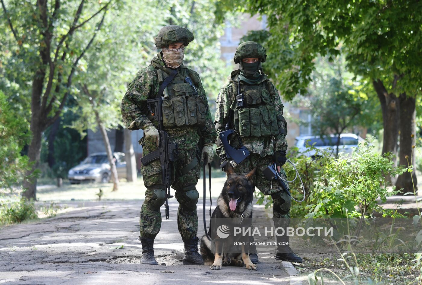 Проверка школ в ДНР ко Дню знаний саперами