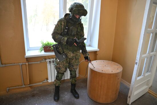 Проверка школ в ДНР ко Дню знаний саперами